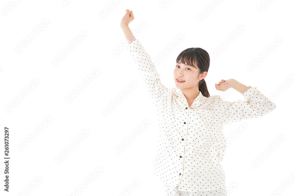 目覚める若い女性