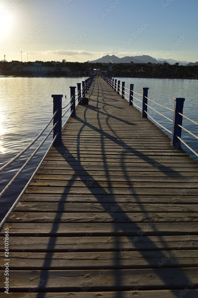 Naklejka premium Beautiful sunset in a wooden pier