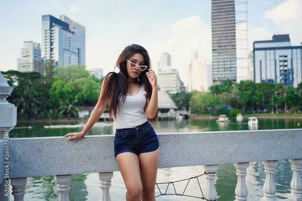 Summer sunny lifestyle fashion portrait of young stylish hipster woman.