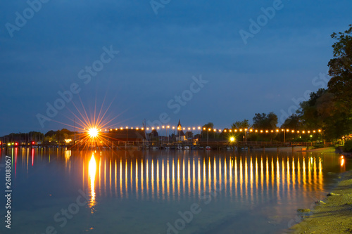 Beleuchteter Hafen bei Nacht © Matthias