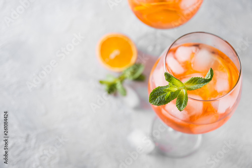 Foto Classic Italian aperol spritz cocktail on light. Close up.