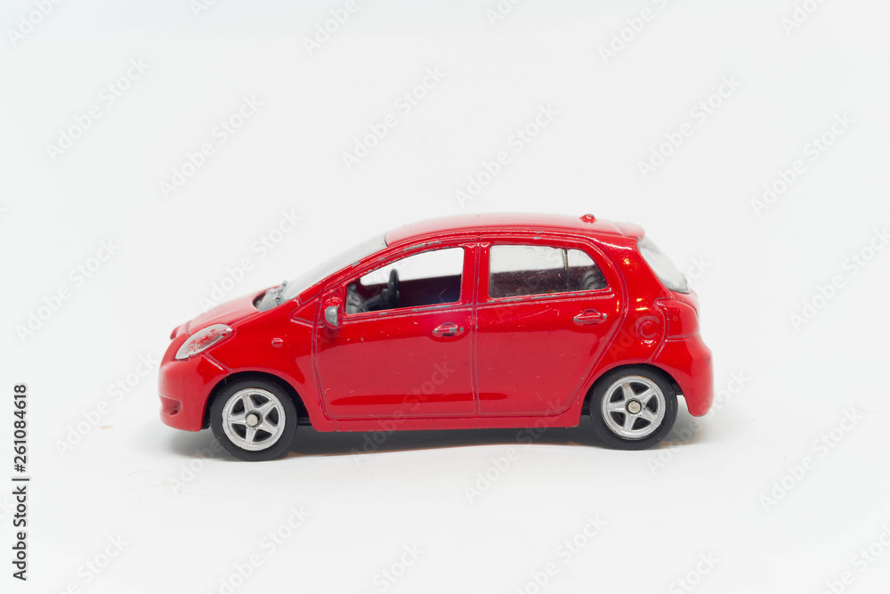 Model samochodu toyota czerwony bokiem Model samochodu toyota czerwony bokiem