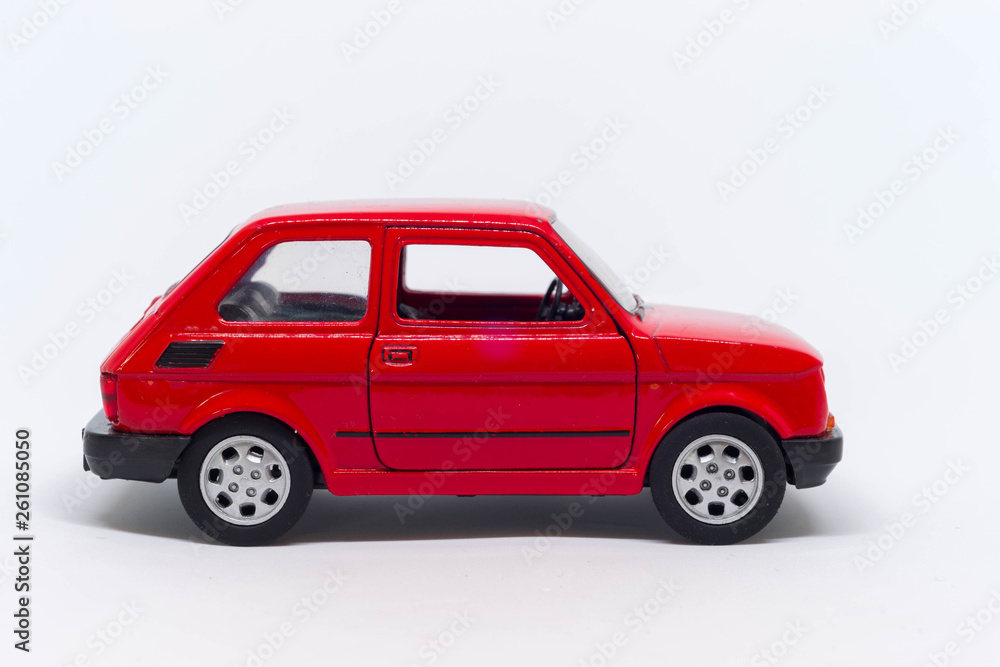 Model małego fiata 126p koloru czerwonego bokiem - obrazy, fototapety, plakaty 