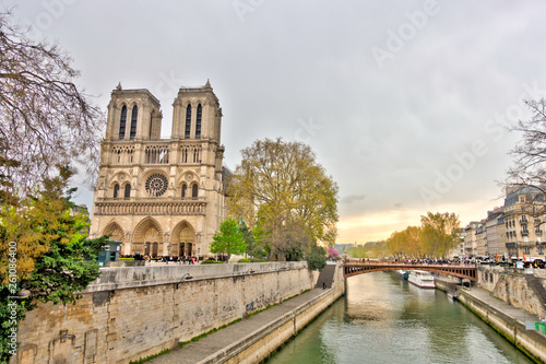 Paris, Notre Dame cathedral © mehdi33300