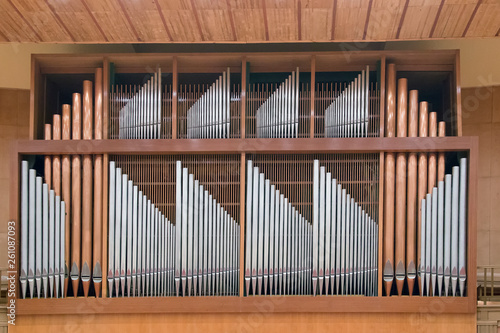 A pipe organ in the concert hall.