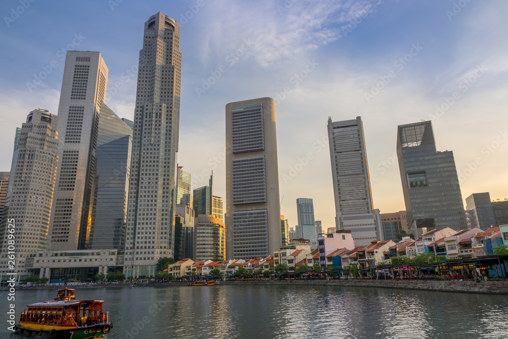 Fototapeta premium Sunset on the Quay of Singapore with Skyscrapers