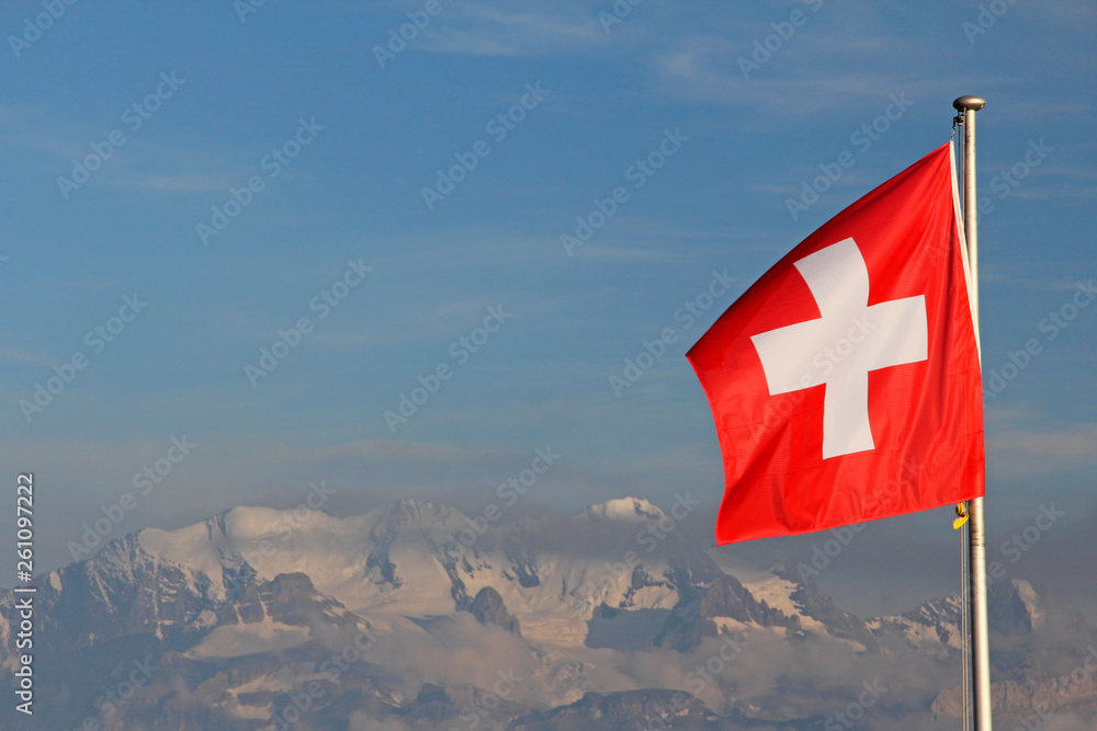Naklejka premium Schweizerflagge in den Alpen