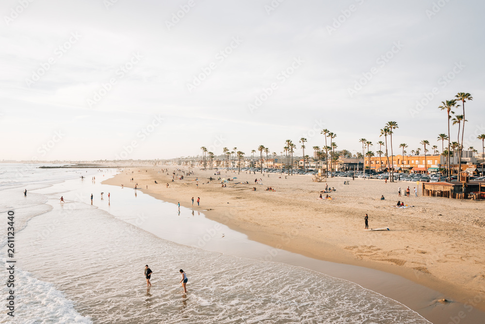 Obraz premium Evening view of the beach from the pier in Newport Beach, California