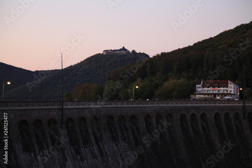 Blick auf die Frontseite der Staumauer des Edersse photo