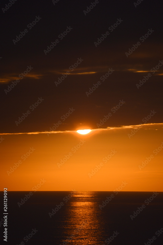 Fototapeta premium A cloudy sunset at the Cantabrian sea