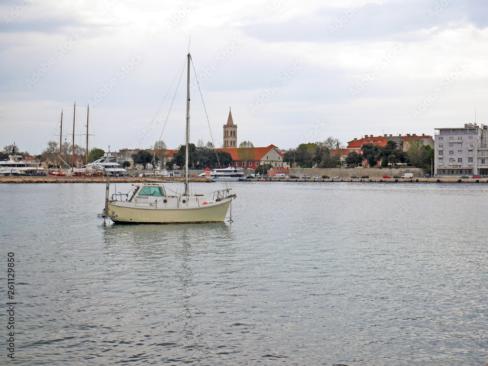 Łódka na tle miasta Zadar