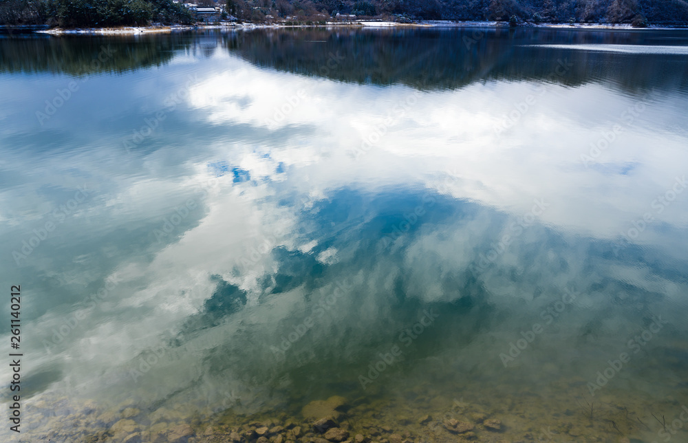 湖に映る雲