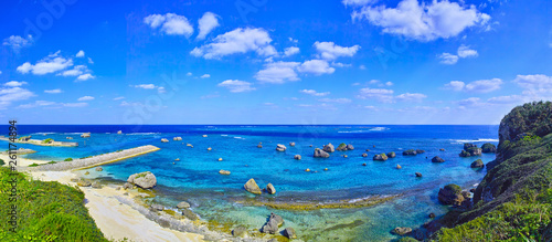 宮古島。東平安名崎の北側に広がる岩石群の海(パノラマ)