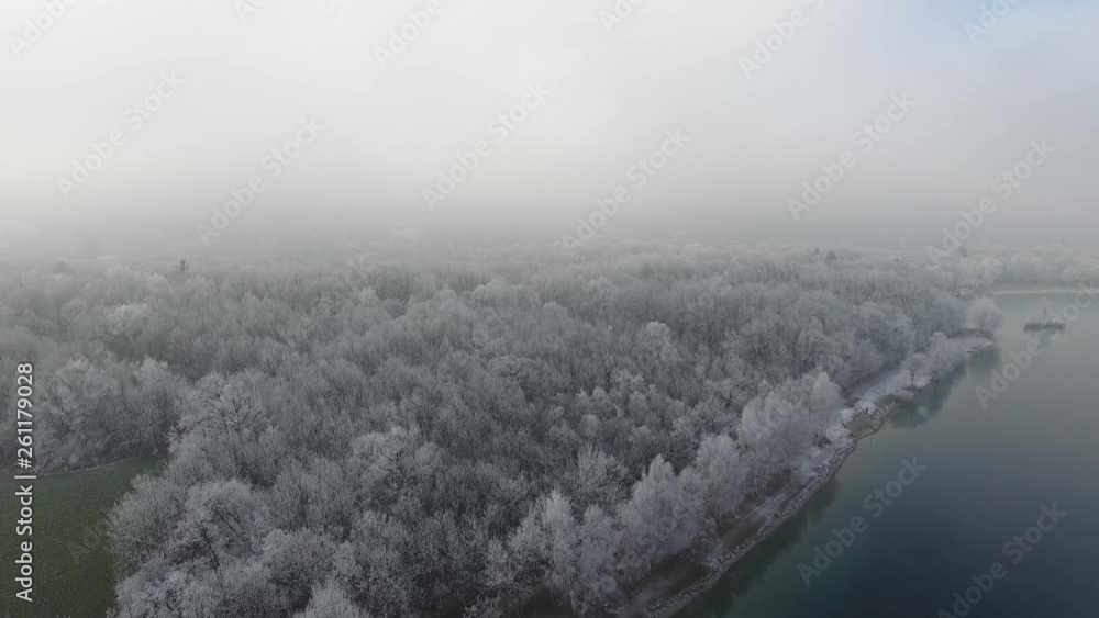 Lac de Passy sous le givre, vue par drone Lac de Passy sous le givre, vue par drone