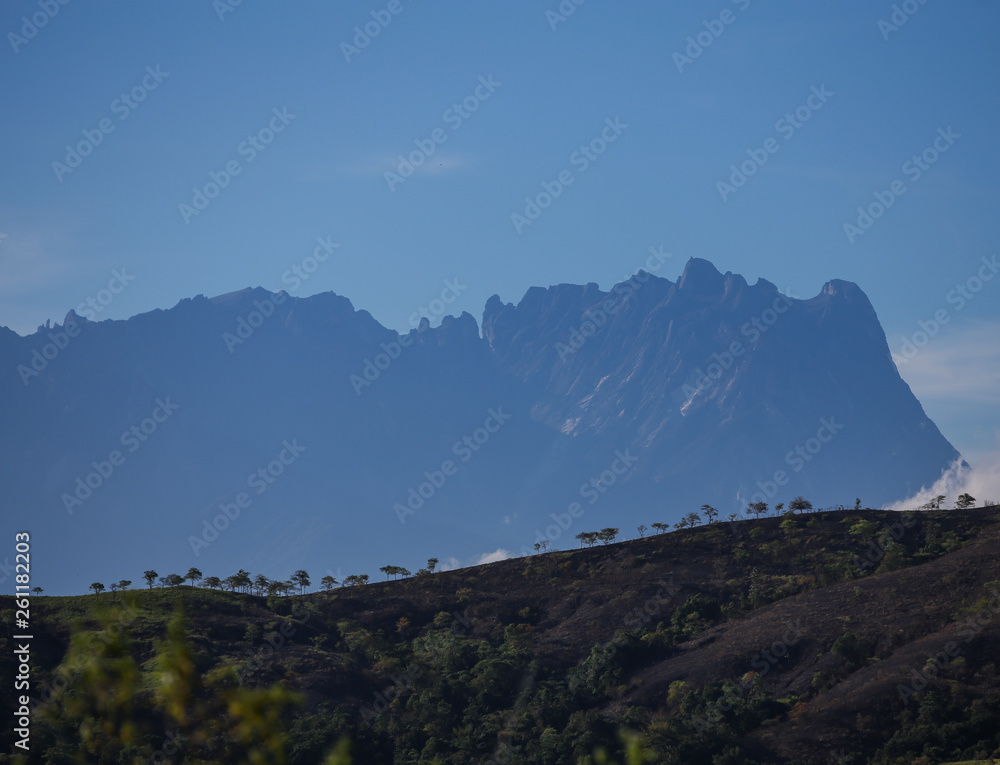 Obraz premium Mt. Kinabalu view in the morning with clear blue sky.