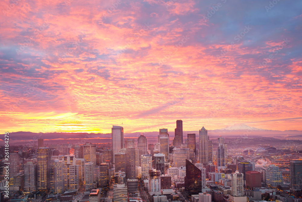 Fototapeta premium Cityscape of the Seattle, Wahington skyline at sunrise.