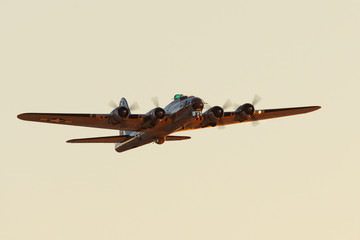 Acrylglasbilder Alte Flugzeuge B-17 Bomber im goldenen Abendlicht  © ranchorunner