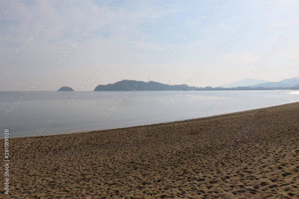 砂浜と島の見える風景