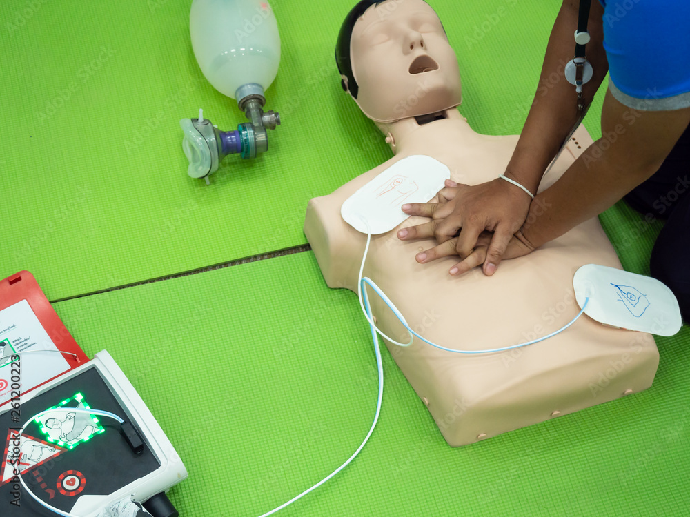 Ταπετσαρία Cardiopulmonary resuscitation (CPR) training on green floor background