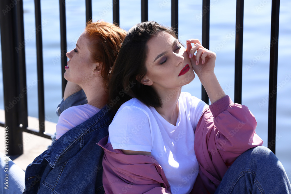 Obraz premium Fashionable young women on bridge