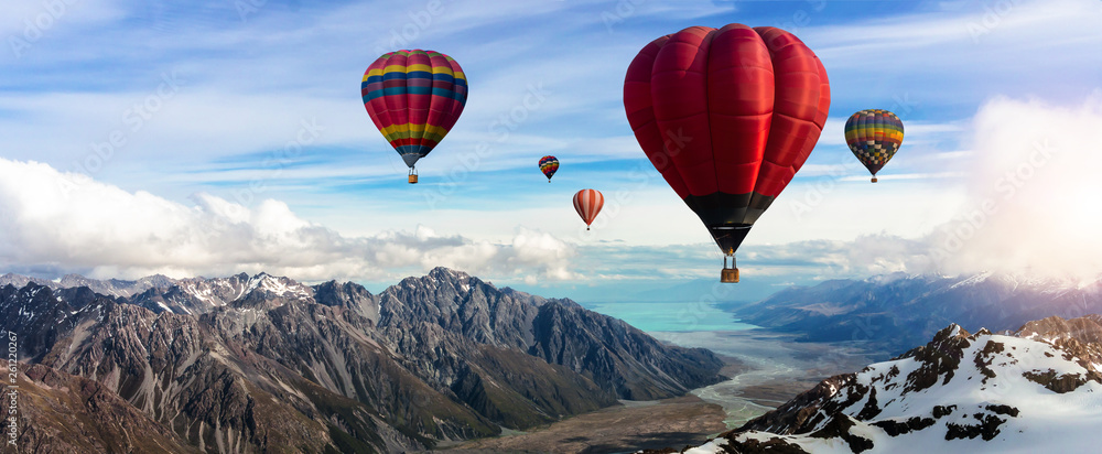 Φωτογραφία Beautiful panoramic nature landscape of countryside mountains with colorful high hot air balloons festival in summer sky
