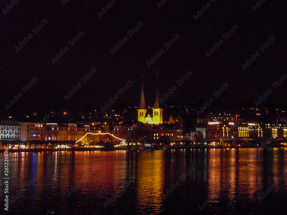 ルツェルンの夜景　ルツェルン湖とホーフ教会（スイス）