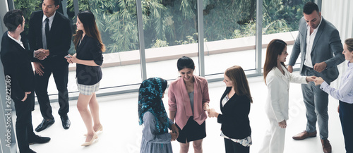 Foto Many business people gathering in modern office building for business conference in the city