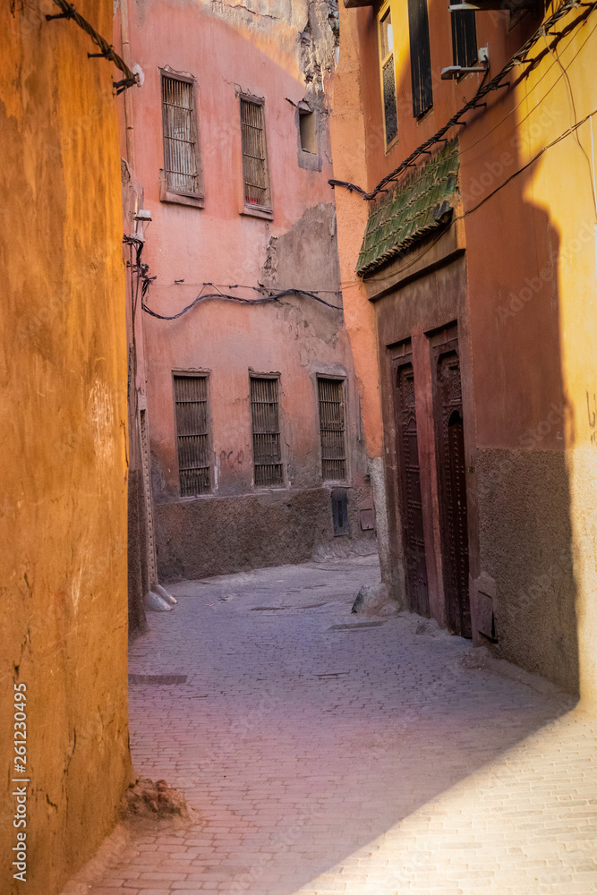 Fototapeta premium Scenic colorful alleyway in the medina of Marrakesh, Morocco