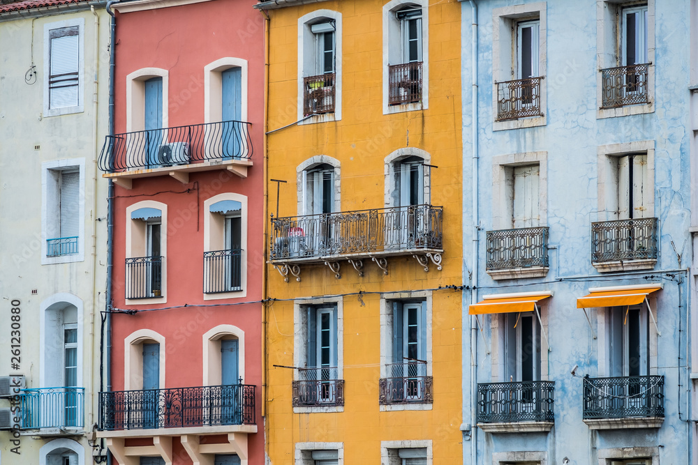 Façades d'immeubles colorées