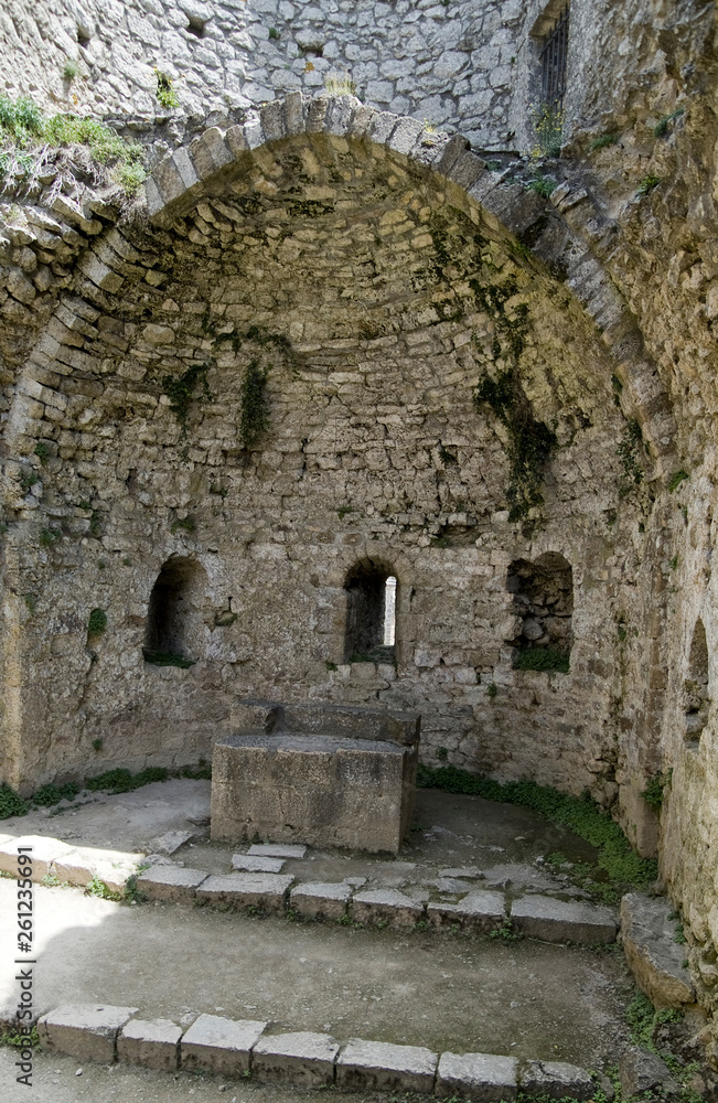 Ruines de la chapelle du château de Peyrepertuse, France
