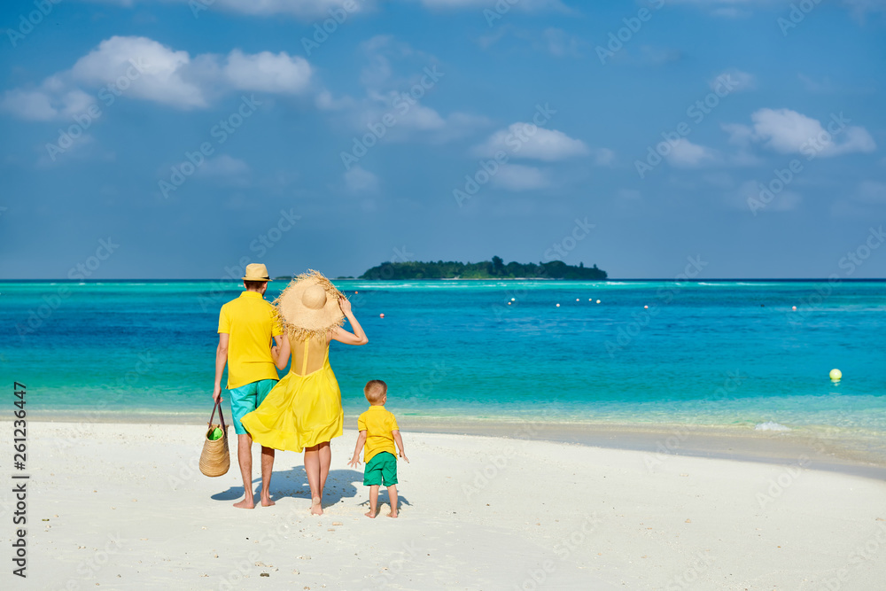 Naklejka premium Family with three year old boy on beach