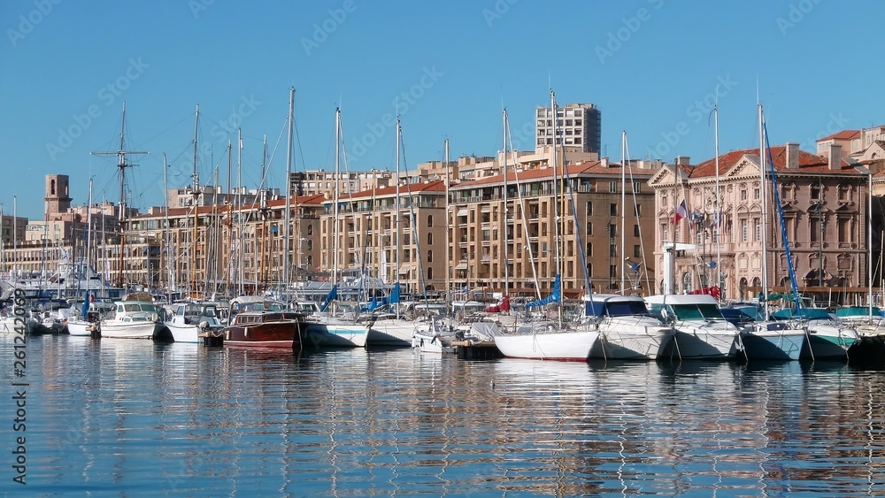 Bateaux dans le Vieux-Port de Marseille et vue sur l'hôtel de ville (France)