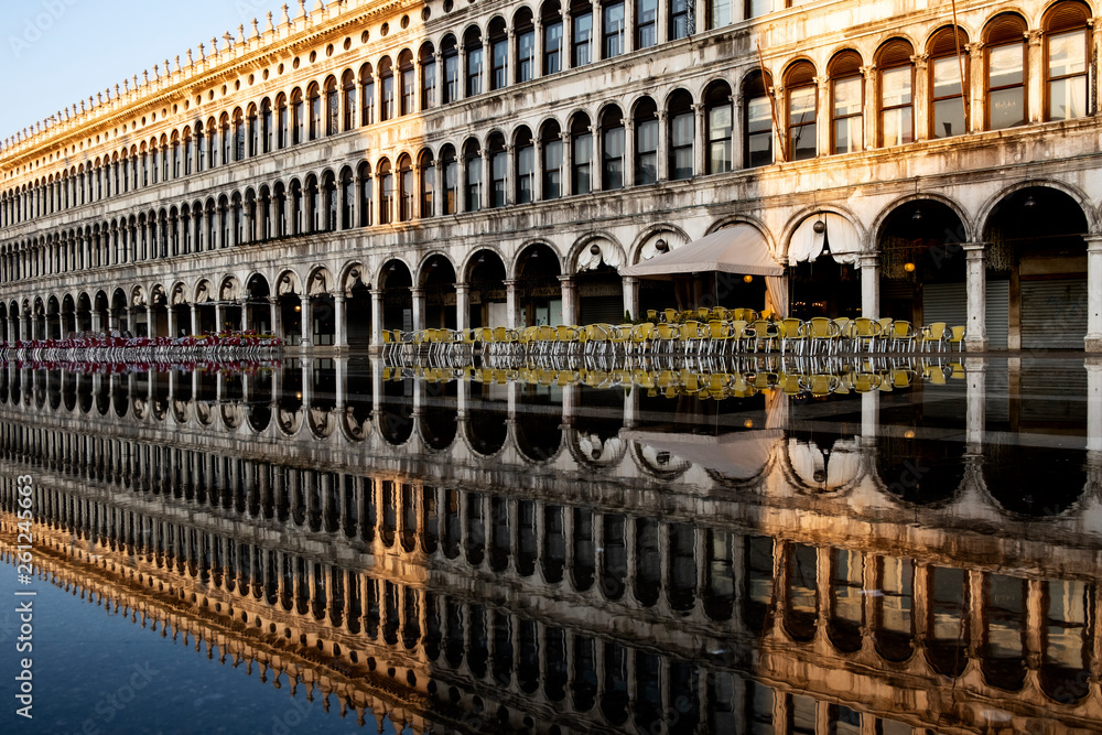 Spiegelung am Markusplatz in Venedig