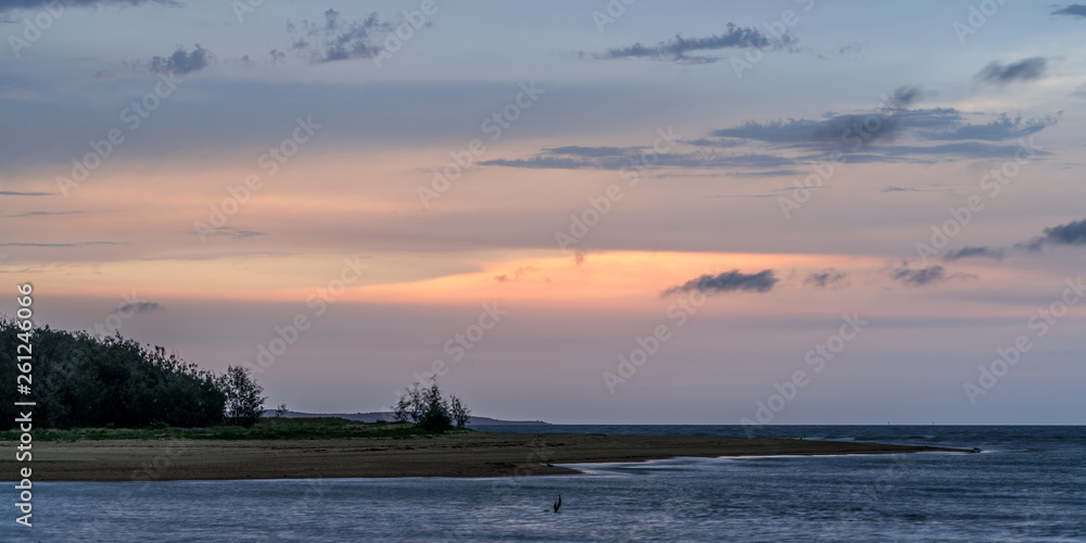 Der Himmel in bunten Farben beim Sonnenuntergang am Strand von Tannum Sands in Queensland Australien kurz vor einem Gewitter