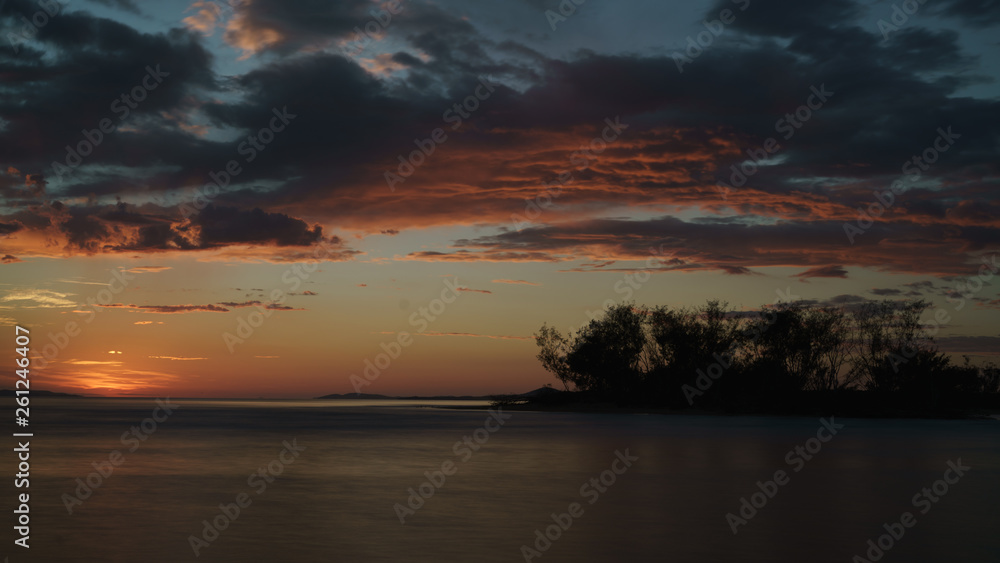 Ein bunter Sonnenaufgang am Strand von Tannum Sands in Queensland Australien