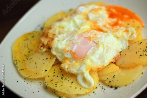 Huevos fritos con patatas