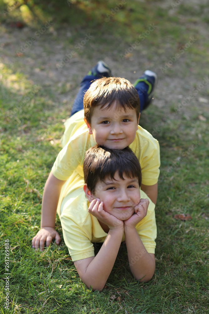 niños felices jugando en el jardín niños felices jugando en el jardín