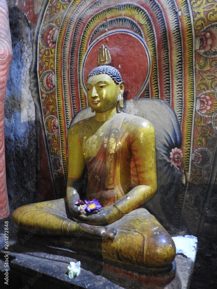 Obraz premium The golden temple of Dambulla is world heritage site and has a total of a total of 153 Buddha statues, three statues of Sri Lankan kings and four statues of gods and goddesses.