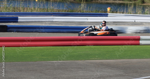 Foto padre e hijo en un kart biplaza en un circuito de carreras