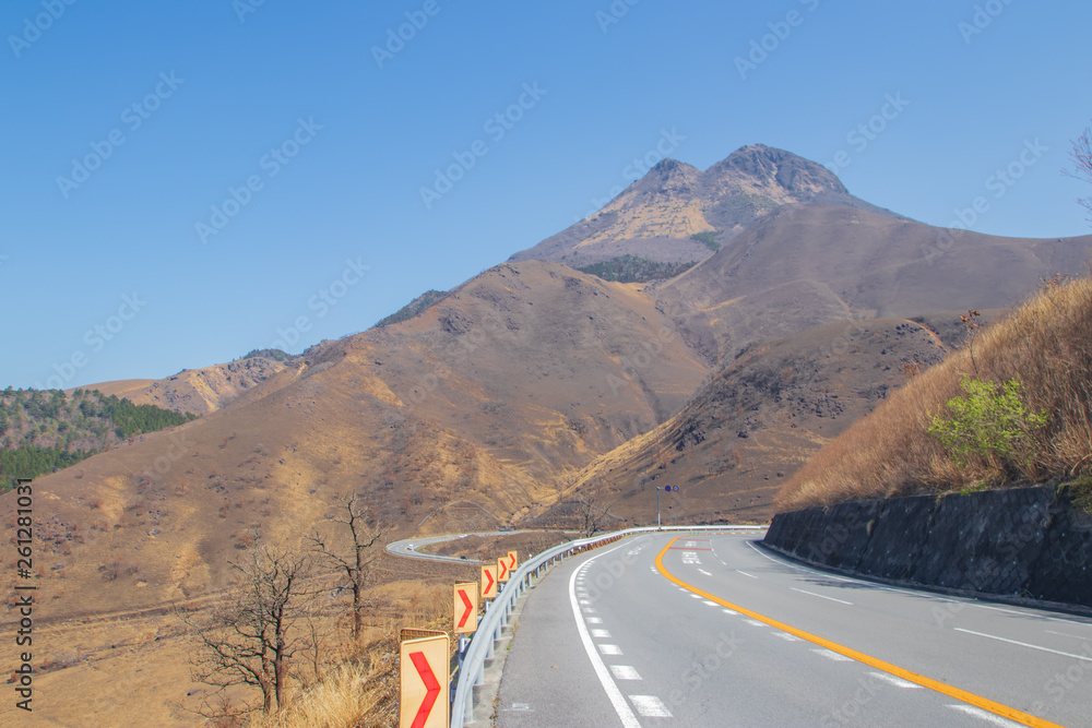 由布岳と道 Mt. Yufudake and road 大分県湯布院 Yufuin 由布岳と道 Mt. Yufudake and road 大分県湯布院 Yufuin