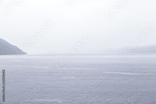 Vista de un lago nublado, Lago Ness