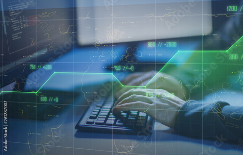 Foto cybercrime, hacking and technology concept - hands of hacker in dark room writin