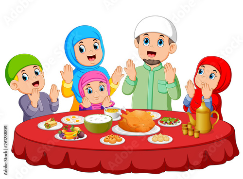 A happy family are praying for eat the food on the ied mubarak
