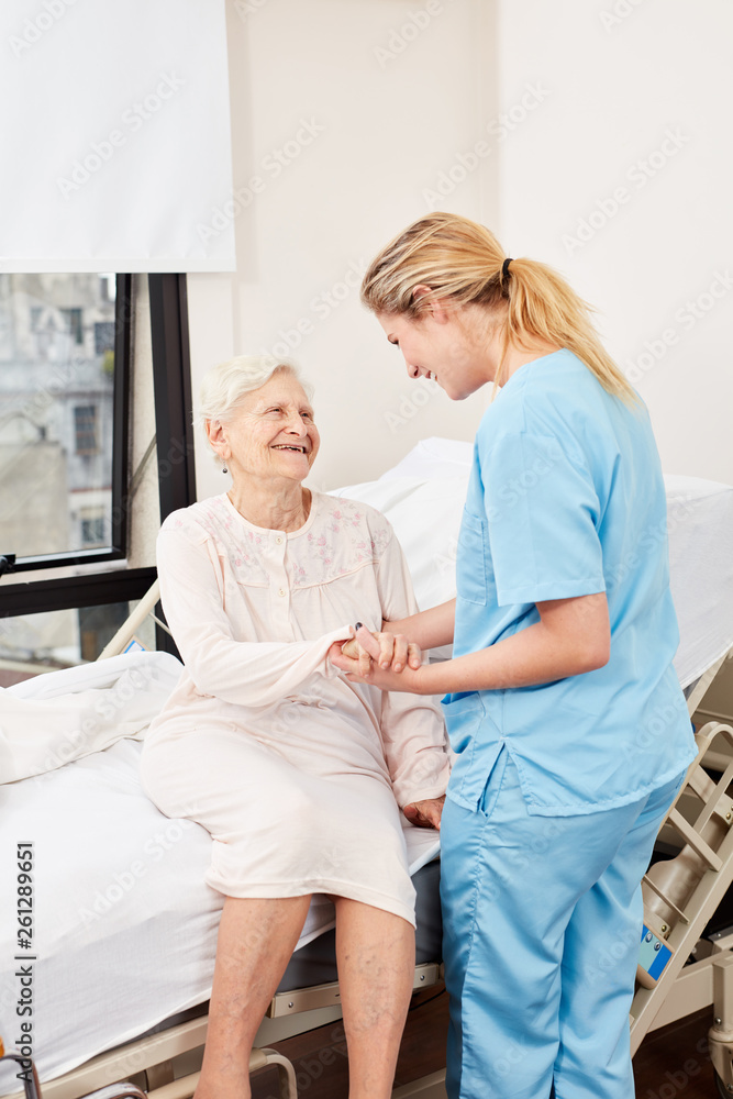 Fototapeta premium Pflegekraft betreut kranke Senior Frau