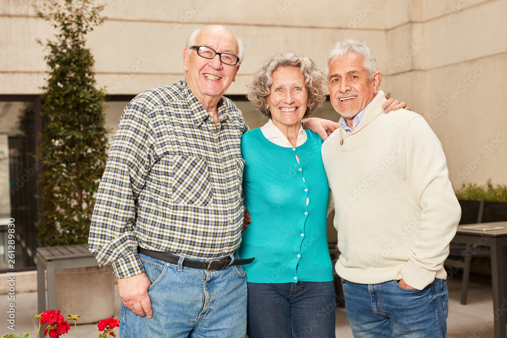 Drei glücklich Senioren im Ruhestand Stock Photo | Adobe Stock