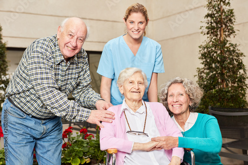 Gruppe Senioren mit Altenpflegerin