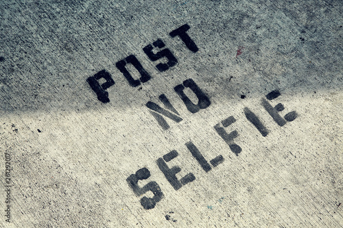 post no selfie text auf Boden photo