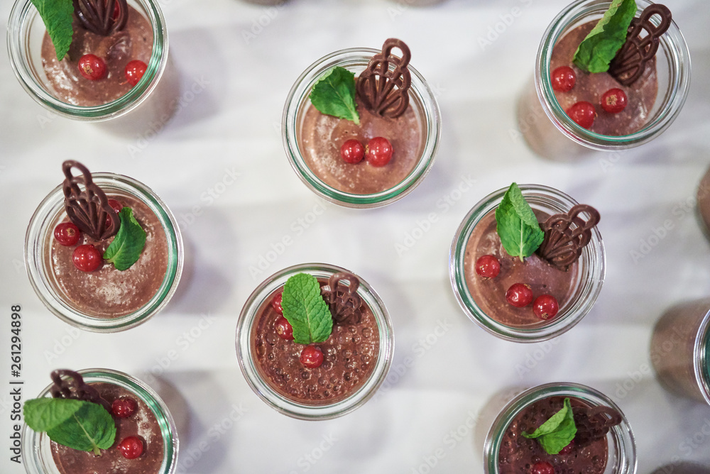 Reihe an Gläsern gefüllt mit Schokoladenpudding von oben Reihe an Gläsern gefüllt mit Schokoladenpudding von oben