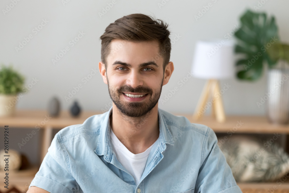 Naklejka premium Head shot portrait of smiling satisfied man looking at camera