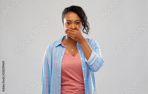 Konstfotografi emotion, expression and people concept - shocked african american woman over gre